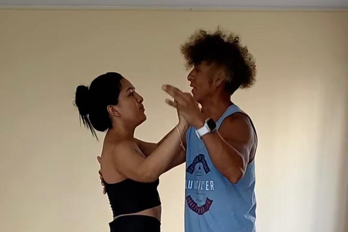 Andrés dando clase de baile